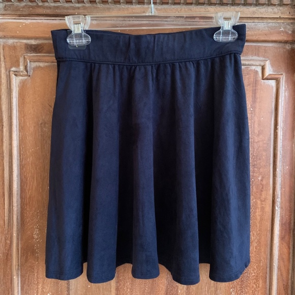Hollister Faux Suede Stretch Skater Skirt Size Large - Picture 6 of 9